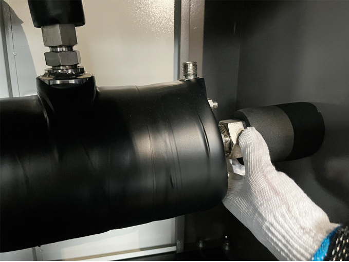 Connect gas pipe to filling machine pump inlet