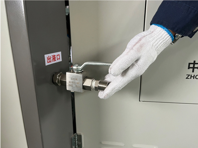 Install high-pressure outlet valve on filling machine