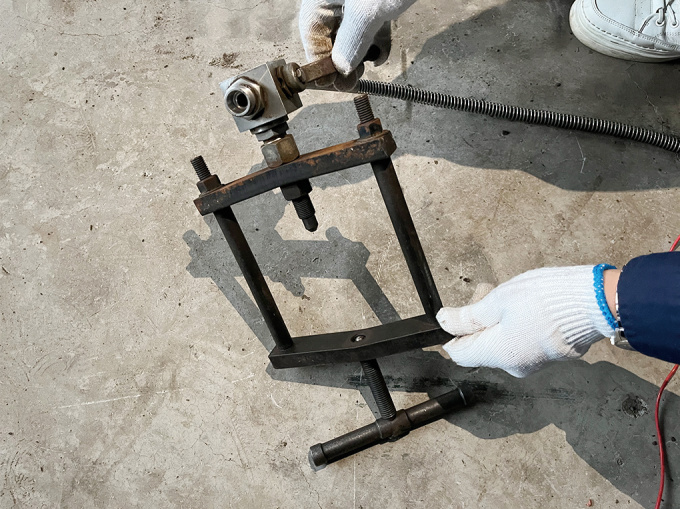 Test electric circuit resistance of assembled fracturing tube
